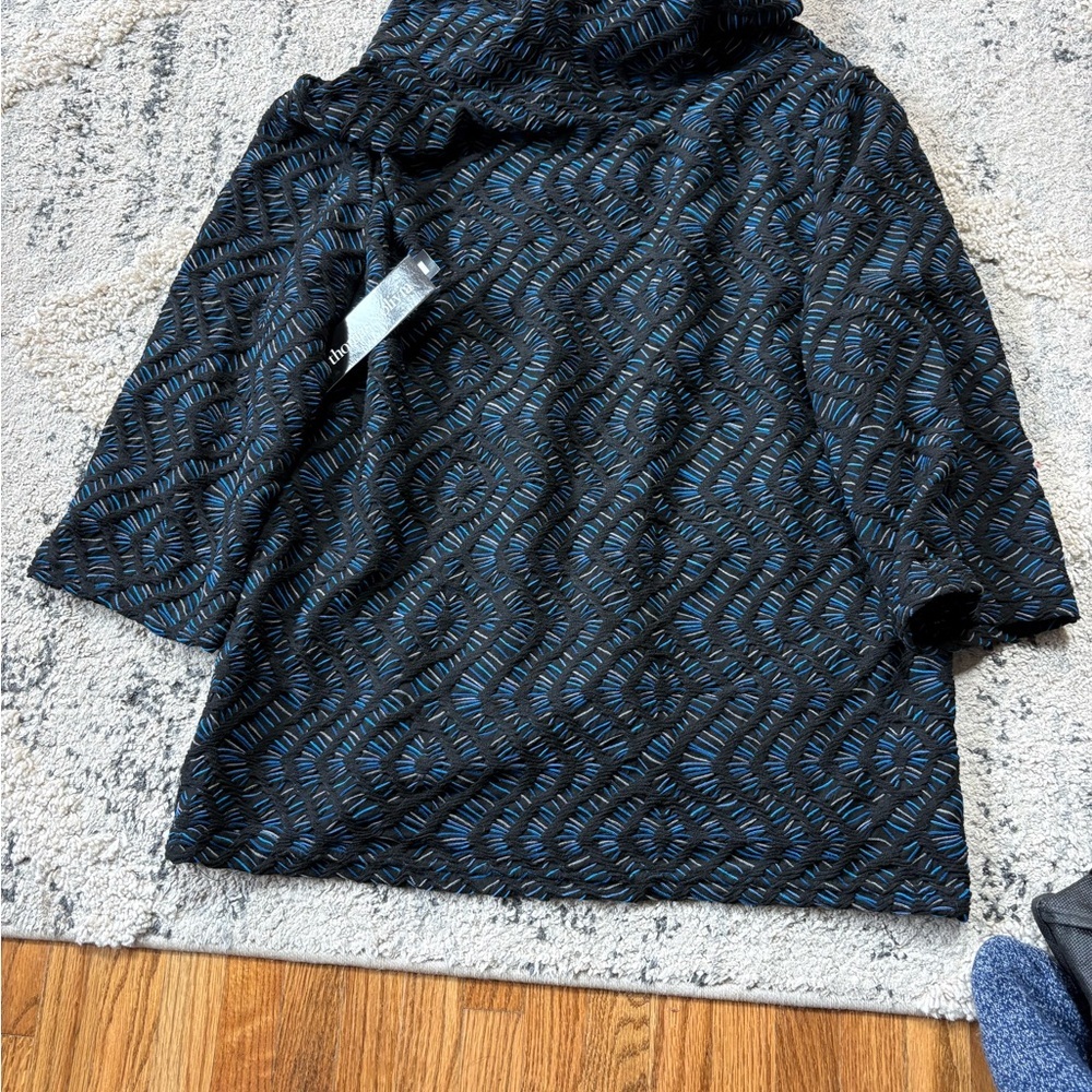 Black and Blue Textured Stretch Top - Picture 4 of 4